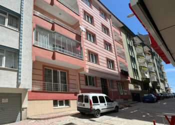 4'üncü kattan aracın üzerine düşen kadın, ağır yaralandı