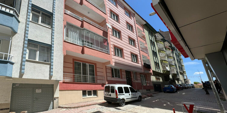 4'üncü kattan aracın üzerine düşen kadın, ağır yaralandı