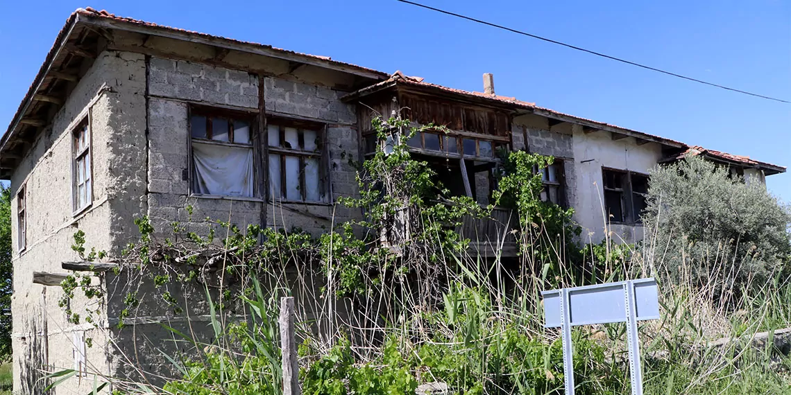 Burdur'da 12 mayıs 1971'de 57 kişinin yaşamını yitirdiği depremin merkez üssü yarıköy'deki yıkıntılar, ziyaretçilerin hafızasında depremin yaşattığı acıları anımsatıyor.