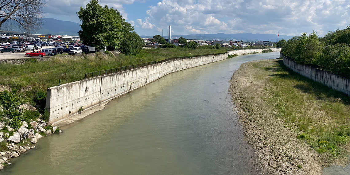 Düzce’nin Gölyaka ilçesinde Melen Çayı'na vidanjörle çamurlu su döken personele soruşturma açıldı, belediyeye para cezası uygulandı.