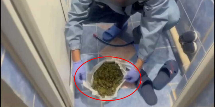 Uyuşturucu maddeyi tuvalete dökerken yakalandı
