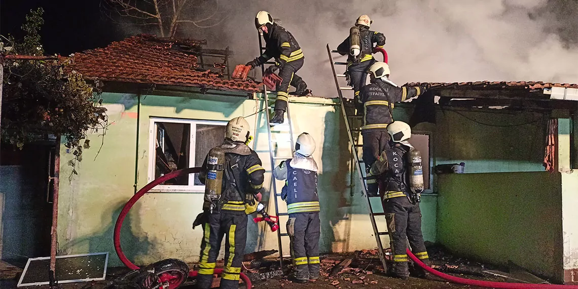 Kocaeli’nin kartepe ilçesinde yaşayan s. Y. (45), alkol alıp annesi de içerideyken evi ateşe verdi; alevler bitişikteki evi de yaktı.