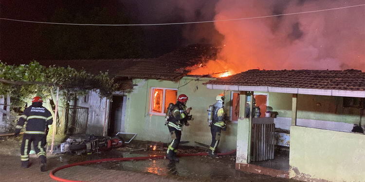 Alkol alıp annesi de içerideyken evi ateşe verdi