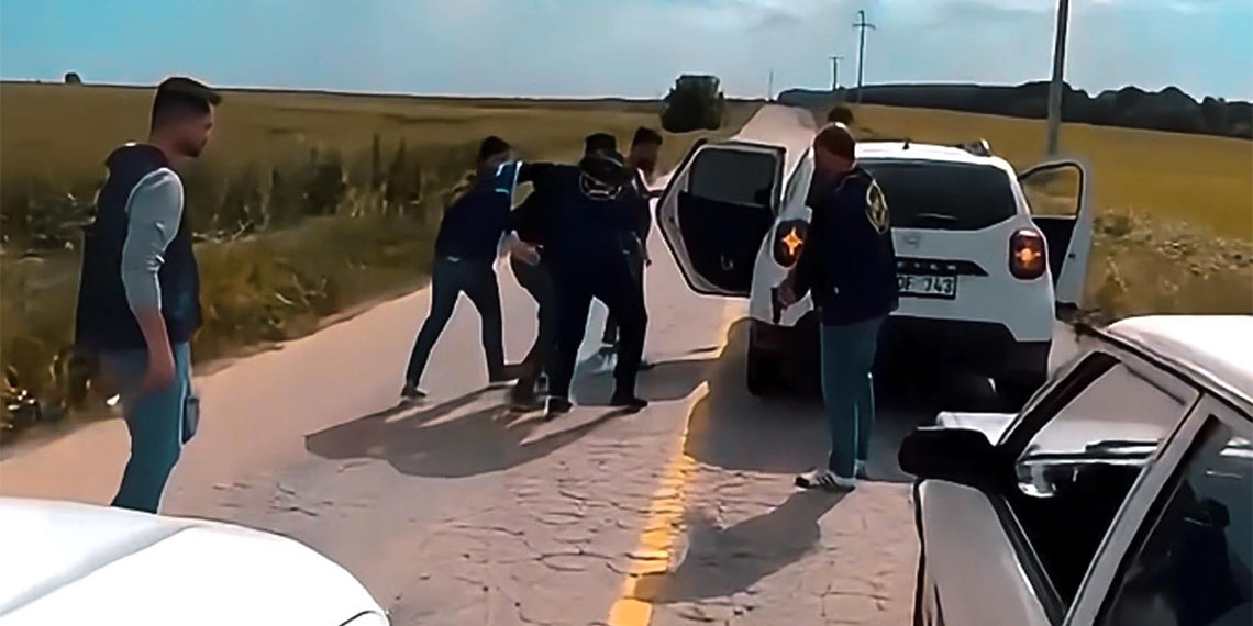 Tekirdağ'da çaldığı otomobille jandarmadan kaçan şüpheli A.K., havadan dron ve karadan takiple yakalandı. Sürücünün kaçtığı ve yakalandığı anlar, dron kamerasıyla kaydedildi.