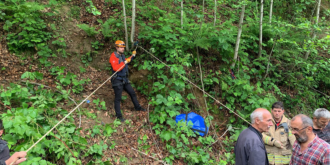 Rize'de otomobil uçuruma yuvarlandı, otomobilin uçuruma yuvarlandığı kazada 1 kişi hayatını kaybetti, 4 kişi yaralandı.