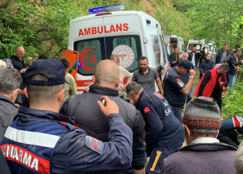 Rize'de otomobil uçuruma yuvarlandı