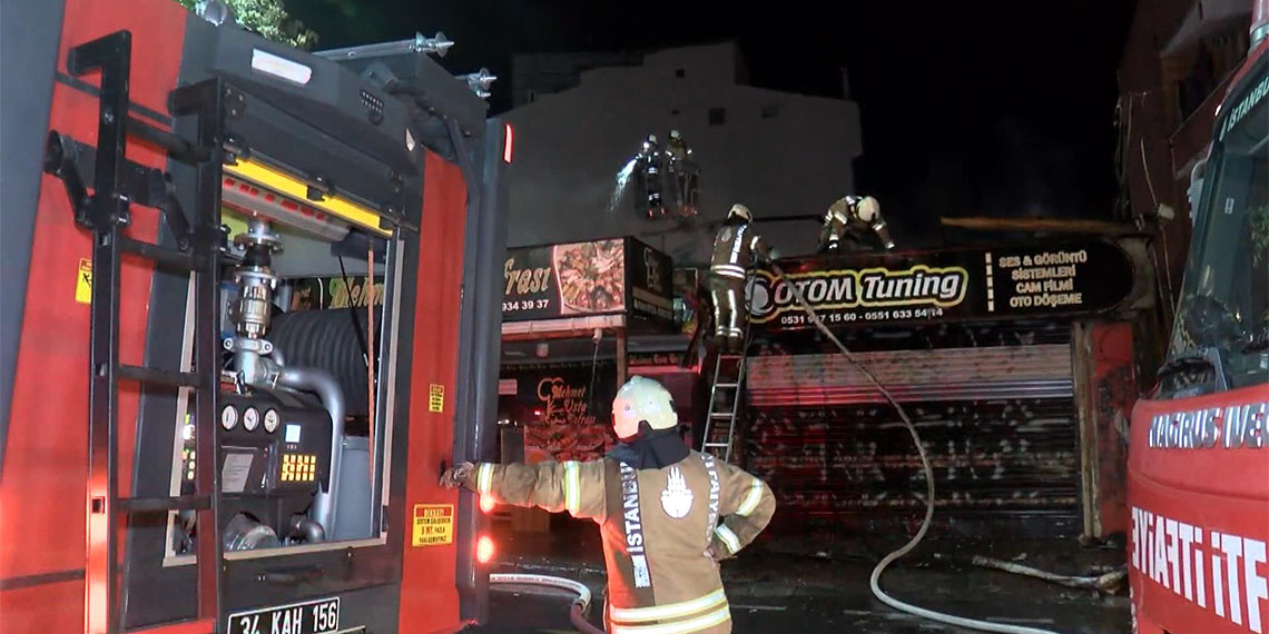 Sultangazi'de iş yeri yangını; iddiaya göre binaların arasındaki çöplerde başlayan yangın iş yerlerine sıçradı.