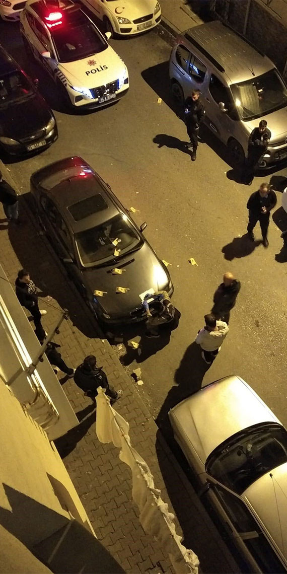 Kimliği belirsiz kişi ya da kişilerce Esenyurt'ta motosikletten çevreye ateş açıldı. Olayda herhangi bir yaralanma ve can kaybı yaşanmazken, park halindeki 2 otomobile ve bir daireye mermi isabet etti.