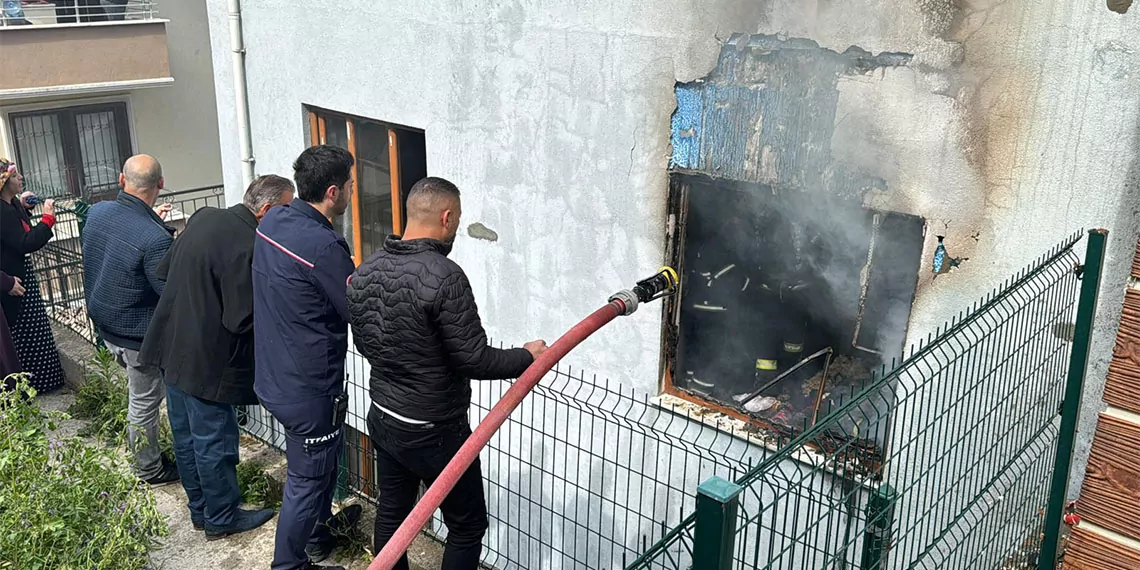 Kocaeli’nin i̇zmit ilçesindeki yangında 7 yaşındaki hazal öldü, hamile annesi ve 2 kardeşi dumandan etkilendi.