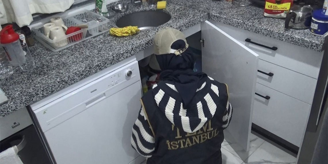 İstanbul'da kurban derisi, zekat ve fitre parası adı altında topladıkları paralarla terör örgütü PKK'ya finans desteği sağlayan şüphelilere yönelik operasyon düzenlendi. Operasyonda 4 kişi gözaltına alındı.