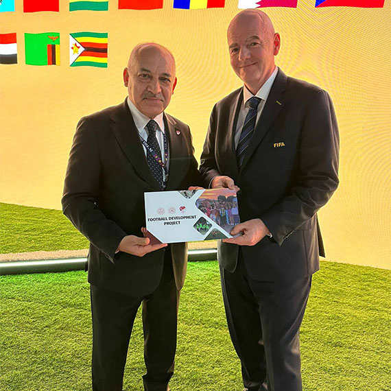 Türkiye Futbol Federasyonu (TFF) Başkanı Mehmet Büyükekşi, Tayland'ın başkenti Bangkok'ta bu yıl 74'üncüsü düzenlenen FIFA Kongresi'nde FIFA Başkanı Gianni Infantino ile bir araya geldi.