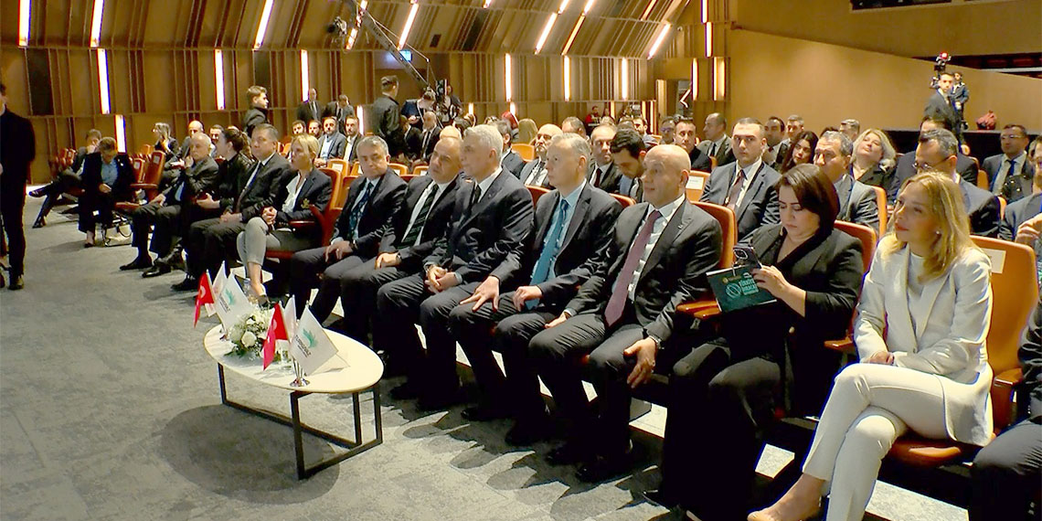 Ticaret Bakanı Ömer Bolat 2024 yılı ihracat verilerini açıkladı, "Hedefimiz ne OVP'de, 267 milyar dolar mal, 110 milyar dolar hizmet ihracatı. Yani 377 milyar dolar döviz geliri elde etmek" diye konuştu.