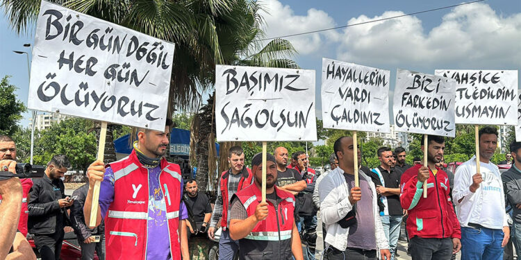 Motosikletli kuryeler Ata Emre için kontak kapattı