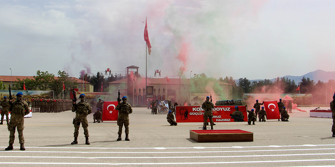 Isparta Dağ Komando Okulu'nda 169 sözleşmeli er adayı, düzenlenen törende silah ve bayrak üstüne el basarak yemin etti.