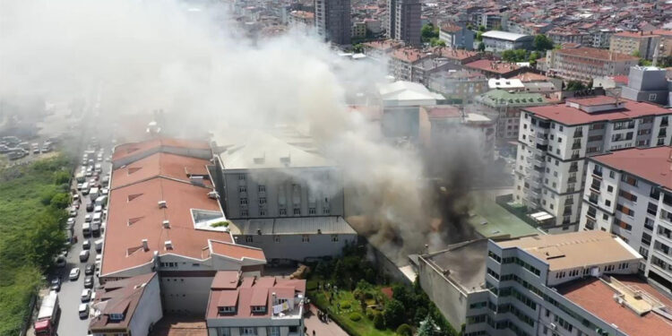 Sultangazi'de tekstil atölyesinde yangın