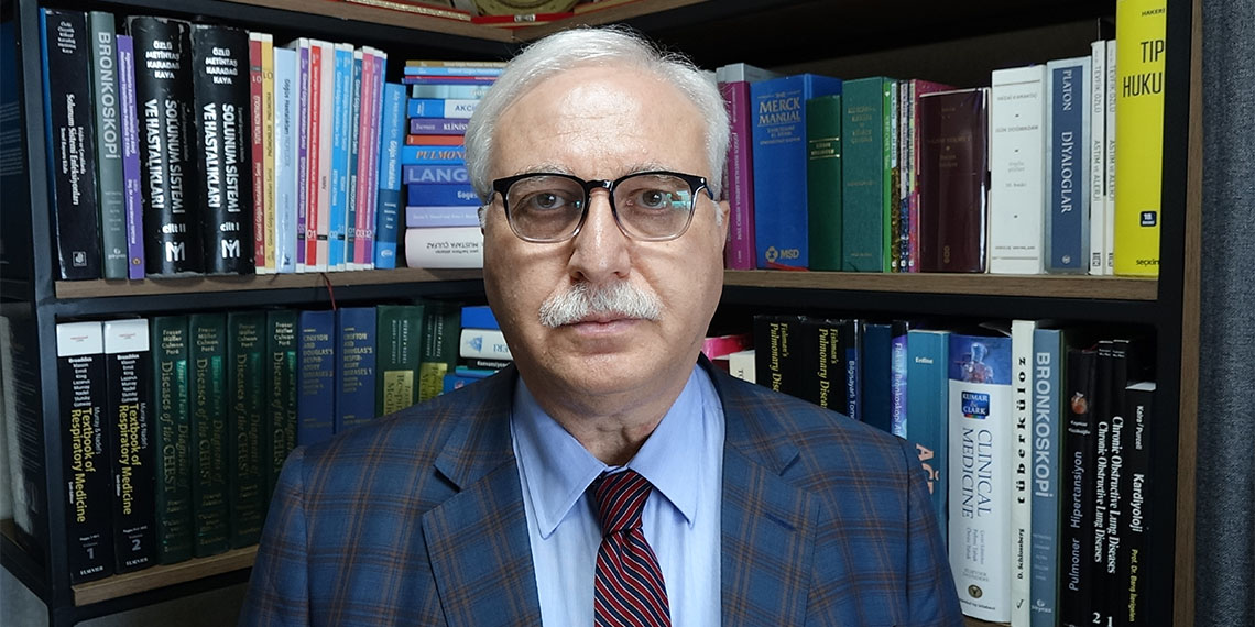 Yaz mevsimine sayılı günler kala turizm bölgelerinde tatil hareketliği yaşanırken, uzmanlar uzun süre hareketsiz kalınan otobüs, tren veya uçak yolculuklarının ölümcül risk taşıyan 'pıhtı atma' sorununa yol açabileceği konusunda uyarıyor.