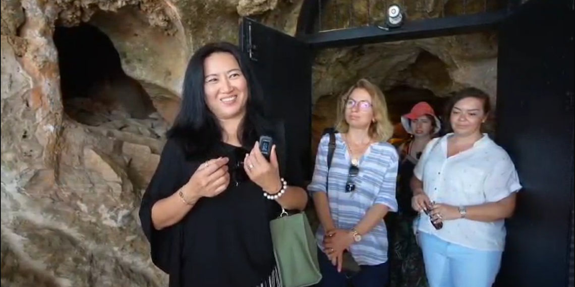 Mersin'in Tarsus ilçesinde bir çoban tarafından bulunup, turizme kazandırılan Taşkuyu Mağarası'nı yılda 200 bin yerli ve yabancı turist ziyaret ediyor.