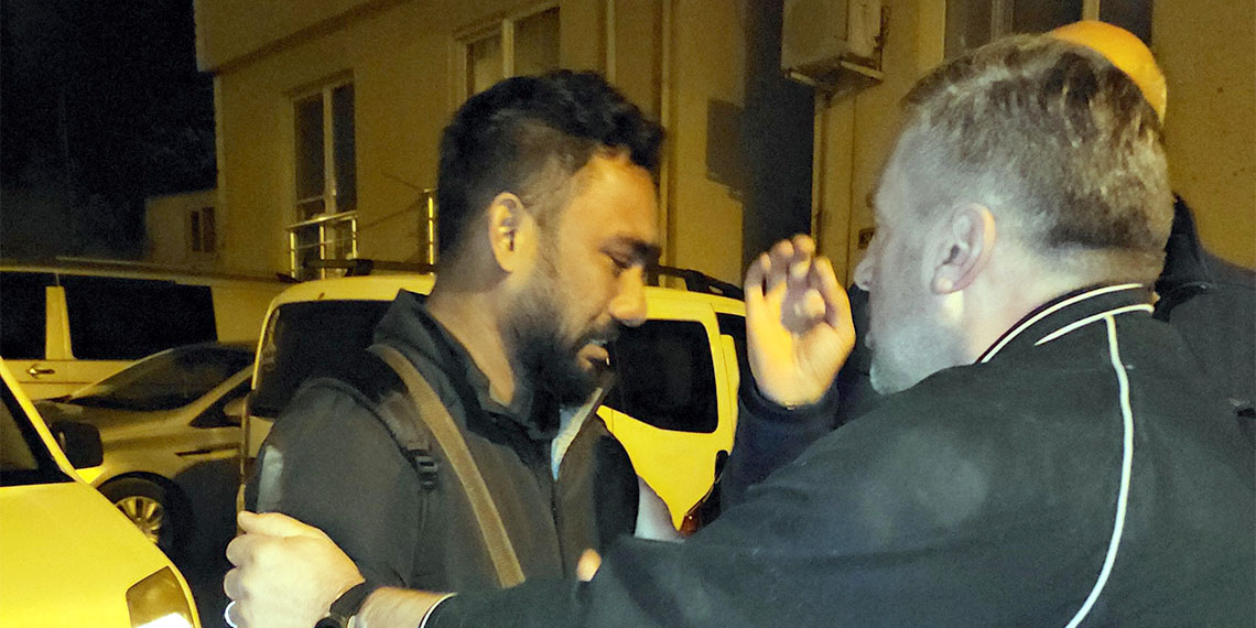 Edirne'de rehin alınıp ailesinden fidye istenen Hintli, polis operasyonuyla kurtarıldı. Rehin tutulduğu evden kurtarılan Radhakrıshnan, polise sarılıp sevinç gözyaşları döktü.