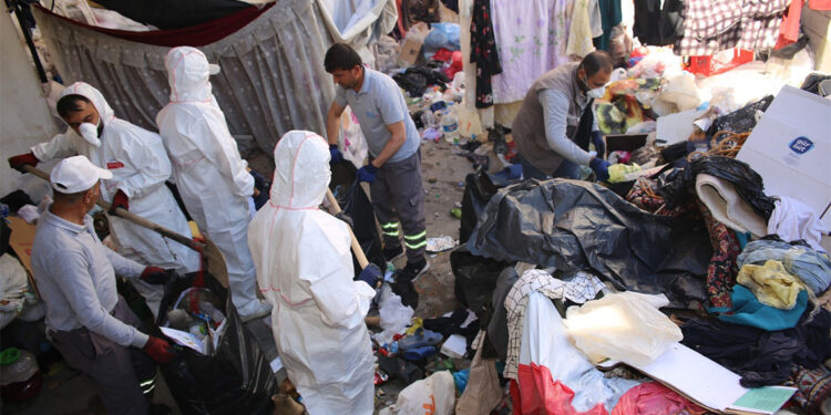 Batman'da kötü koku ihbarı; 20 ton çöp çıkartıldı