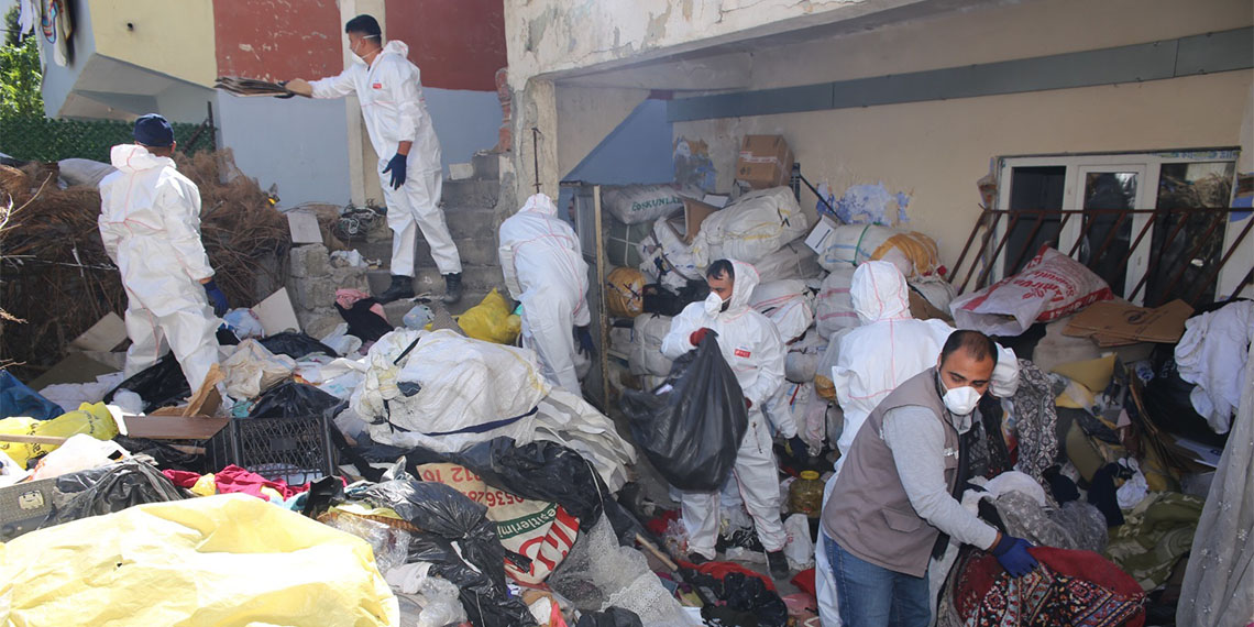 Batman'da kötü koku ihbarı; 20 ton çöp çıkartıldı