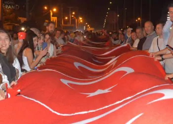 Silopi'de 300 metrelik türk bayrağı açıldı