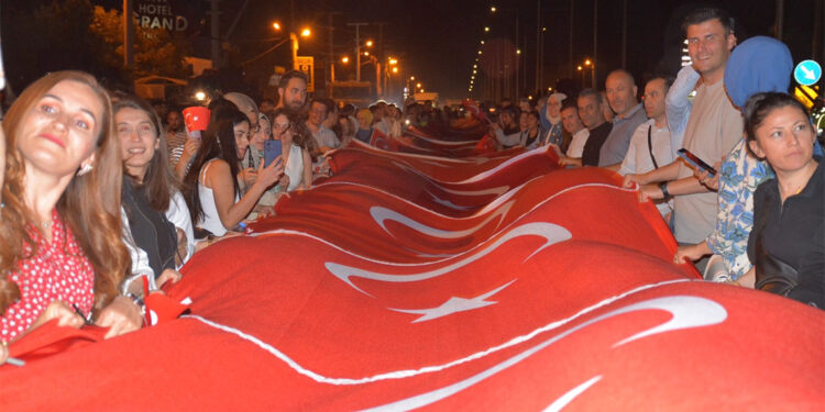 Silopi'de 300 metrelik Türk bayrağı açıldı