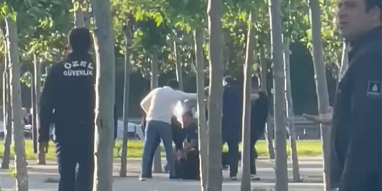 Seyyar satıcı sivil zabıta ekiplerine keserle saldırdı