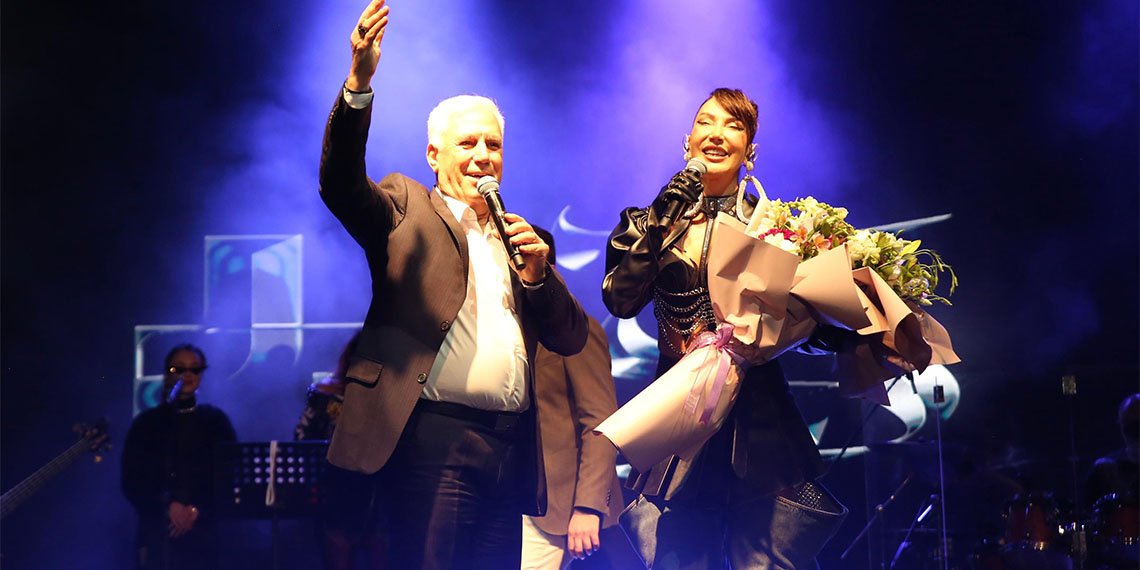 Hande Yener hayranlarına unutulmaz bir gece yaşattı