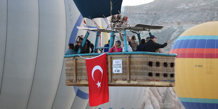 Kapadokya'da balonlar 19 Mayıs için havalandı