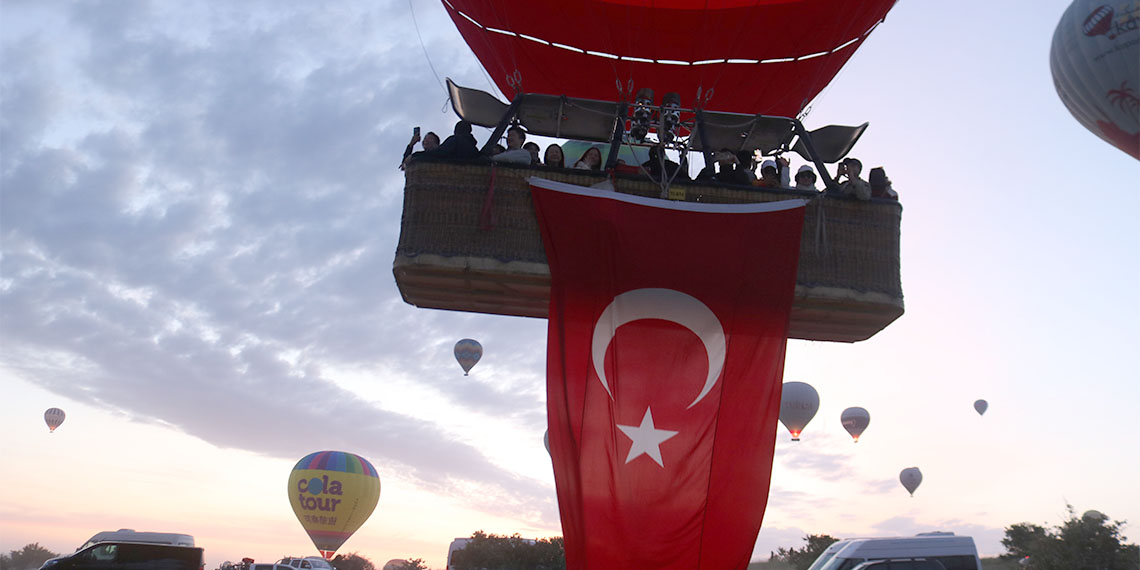 Türkiye'nin önemli turizm merkezlerinden biri olan Kapadokya'da balonlar 19 Mayıs Atatürk'ü Anma, Gençlik ve Spor Bayramı dolayısıyla Türk bayrakları ile havalandı.