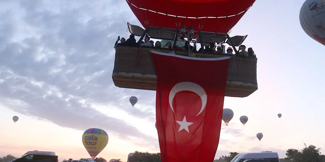 Türkiye'nin önemli turizm merkezlerinden biri olan kapadokya'da balonlar 19 mayıs atatürk'ü anma, gençlik ve spor bayramı dolayısıyla türk bayrakları ile havalandı.