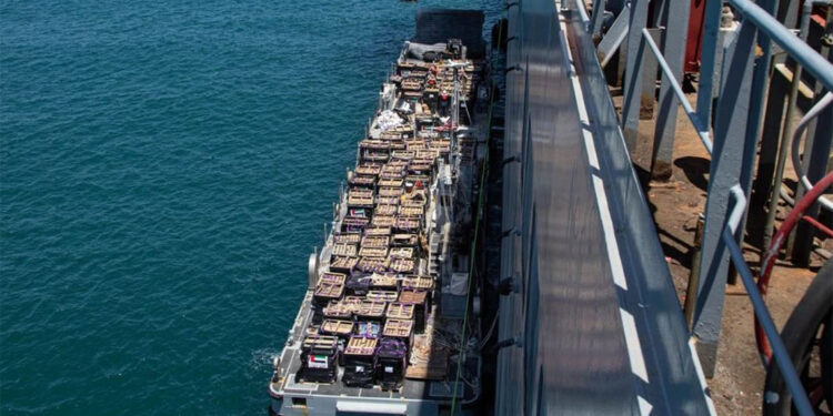 Geçici iskeleden ilk yardım sevkiyatları başladı