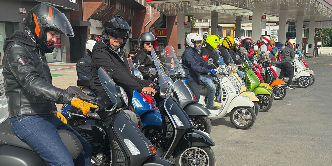 Kadıköy'de toplanan 50 motosikletli, 19 Mayıs Atatürk'ü Anma Gençlik ve Spor Bayramı'nı kutlamak için konvoy halinde Bursa'ya doğru yola çıktı.