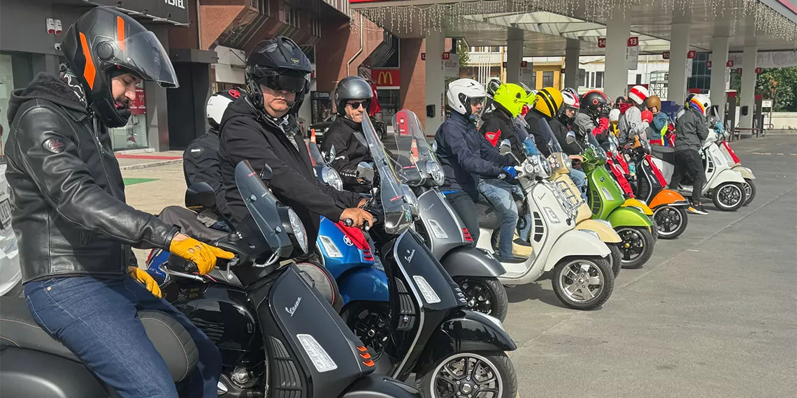 Kadıköy'de toplanan 50 motosikletli, 19 mayıs atatürk'ü anma gençlik ve spor bayramı'nı kutlamak için konvoy halinde bursa'ya doğru yola çıktı.