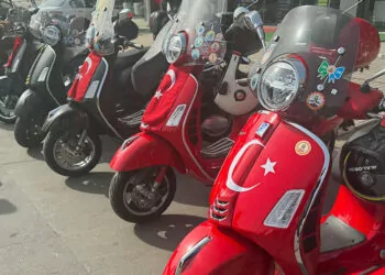 Kadıköy'de toplanan 50 motosikletli 19 mayıs'ı kutluyor