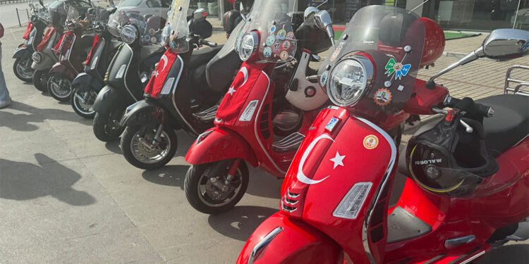 Kadıköy'de toplanan 50 motosikletli 19 Mayıs'ı kutluyor
