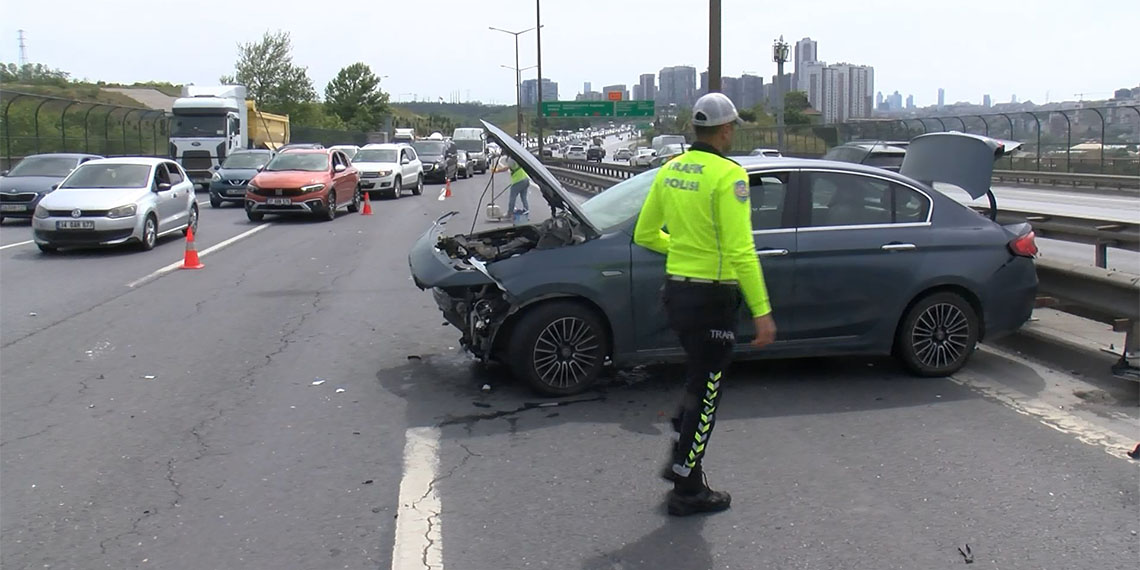 Eyüpsultan TEM Otoyolu Akşemsettin Viyadüğünde 3 aracın karıştığı zincirleme kaza meydana geldi. Kaza nedeniyle Edirne istikametinde uzun araç kuyrukları oluştu.