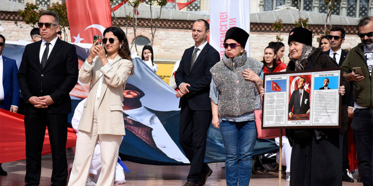 Atatürk'e büyük minnet borcumuz var