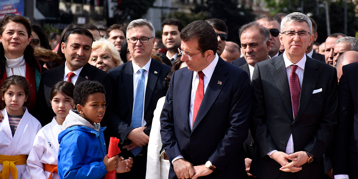 İBB Başkanı Ekrem İmamoğlu, "Atatürk’e ve o dönem mücadele veren silah arkadaşlarına, yol arkadaşlarına, milletimize yani hepimizin aslında dedesine, ninesine büyük minnet borcumuz var" dedi.