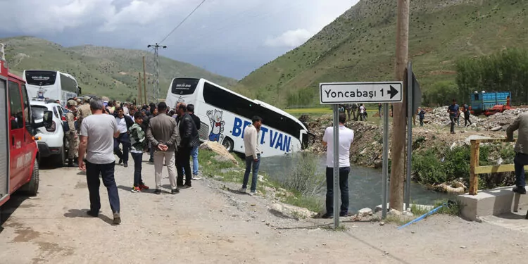 Bitlis'te yolcu otobüsü dereye uçtu; 7 yaralı