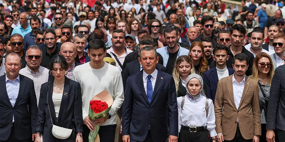 Chp genel başkanı özgür özel, partisinin gençlik kolları tarafından düzenlenen 'büyük gençlik yürüyüşü'nde gençlerle anıtkabir'e yürüdü.