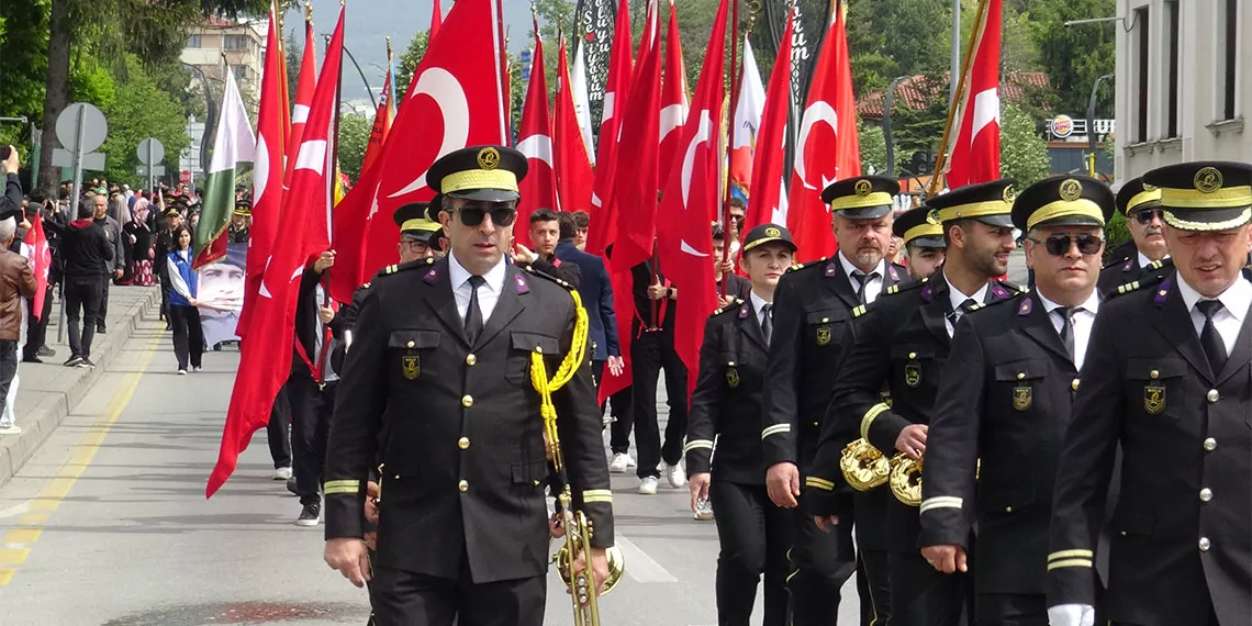 Bolu’da, 19 mayıs atatürk’ü anma, gençlik ve spor bayramı kutlamalarında 105 metrelik türk bayrağı taşındı. Geleneksel türk kıyafetleri giyen atlı elinde türk bayrağı taşıyarak kortej yürüyüşüne katıldı.