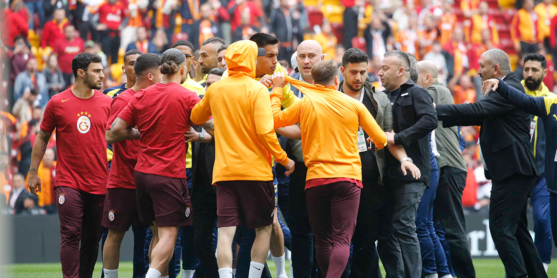 Galatasaray-Fenerbahçe derbisi öncesi sahada gerginlik