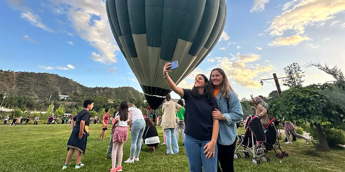 Doğal güzellikleriyle ön plana çıkan, geçen yıl nüfusun 24 katı kadar turisti ağırlayan tunceli'de sıcak hava balonu turizmi başladı.