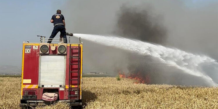 Hatay'da iki ayrı yangın; 77 dönümlük tarla zarar gördü