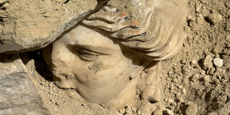 Laodikya'da Hygieia heykelinin başı bulundu