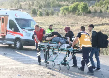 Afyonkarahisar'da yolcu otobüsüyle kamyonet çarpıştı; 17 yaralı