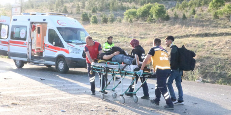 Afyonkarahisar'da yolcu otobüsüyle kamyonet çarpıştı; 17 yaralı