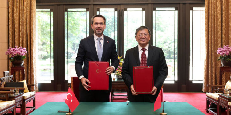 Bakan Bayraktar, Çin Ulusal Enerji İdaresi Başkanı ile görüştü