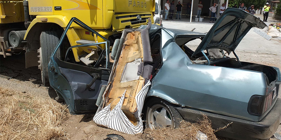 Balıkesir'in Burhaniye ilçesinde, önüne çıkan köpeğe çarpmamak için manevra yapan otomobilin yan yoldaki hafriyat kamyonuyla çarpıştığı kazada yaralılardan Fatma Sıla Ecerel (18) de kurtarılamadı.